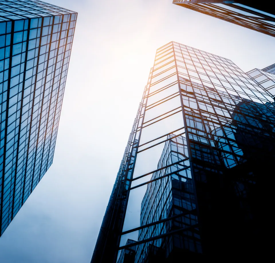 Prédios empresariais espelhados vistos de baixo